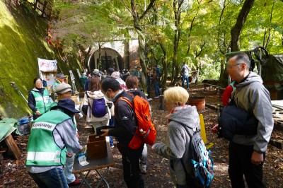 前方には3号トンネルの坑門が見える