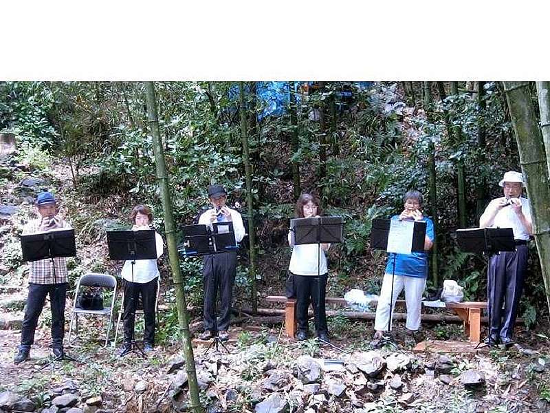竹林でオカリナ演奏