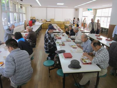 しぜん学校にて昼食