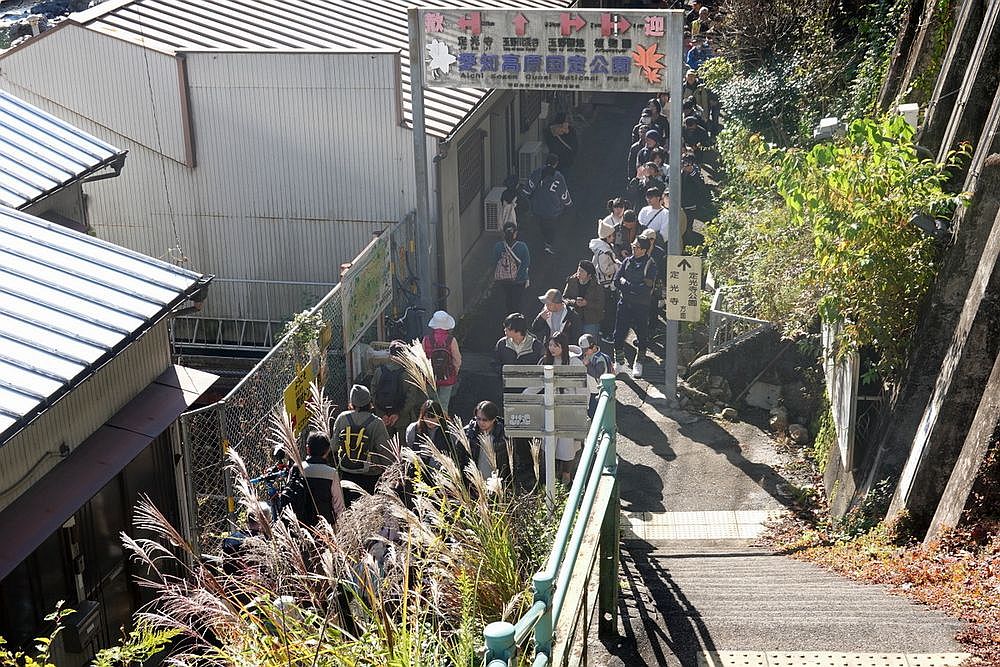 駅下の入場待ち行列