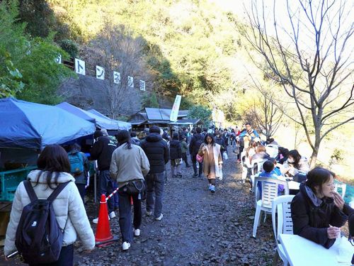 マルシェのにぎわい